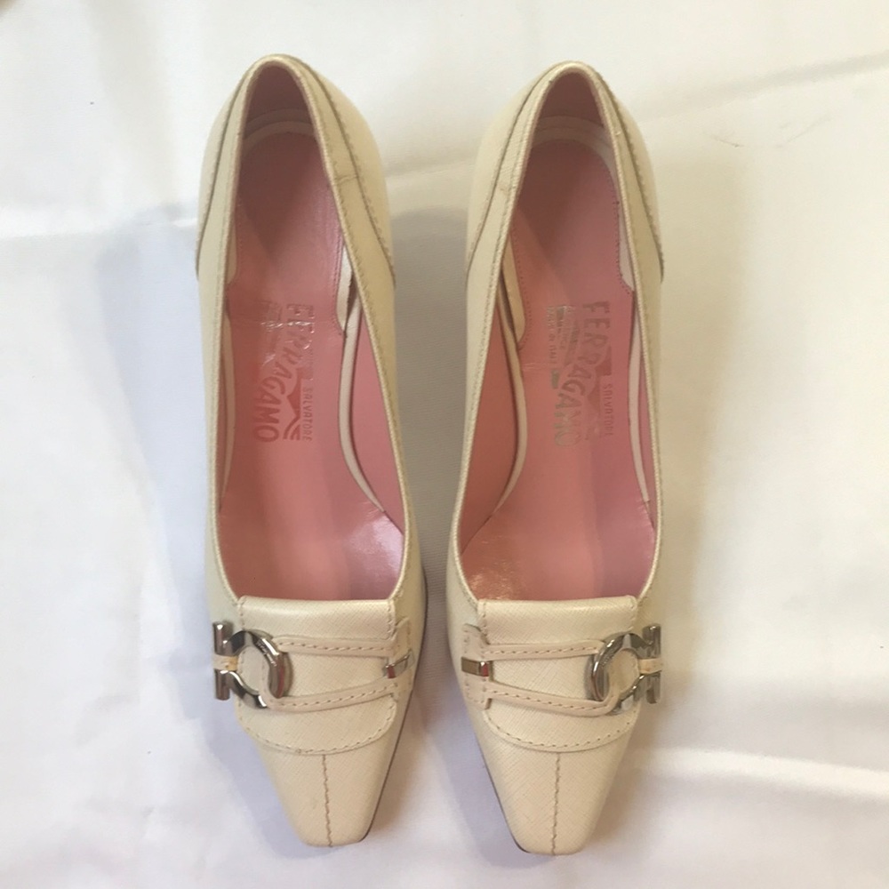 New Salvatore Ferragamo cream colored heel sz 6.5